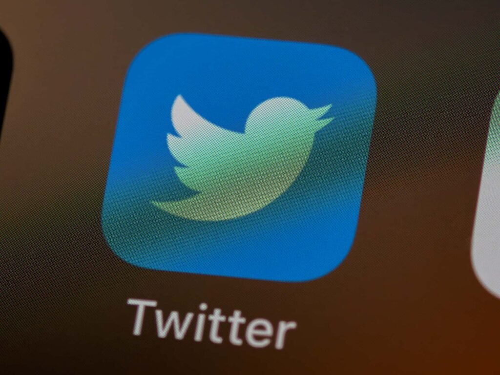 how to source candidates on twitter
