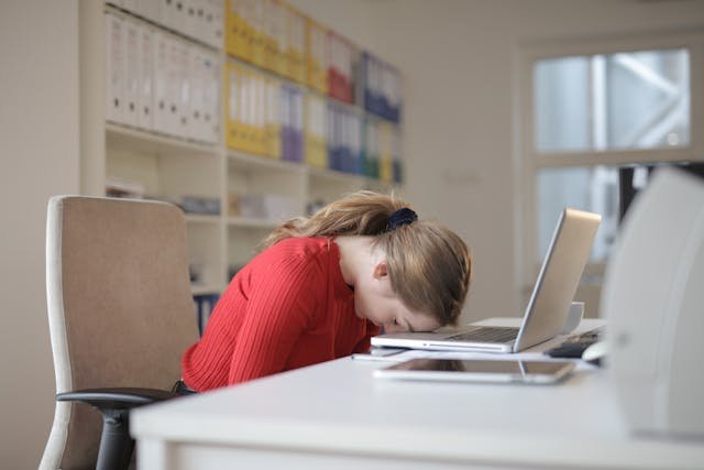 overwhelmed recruiter at laptop